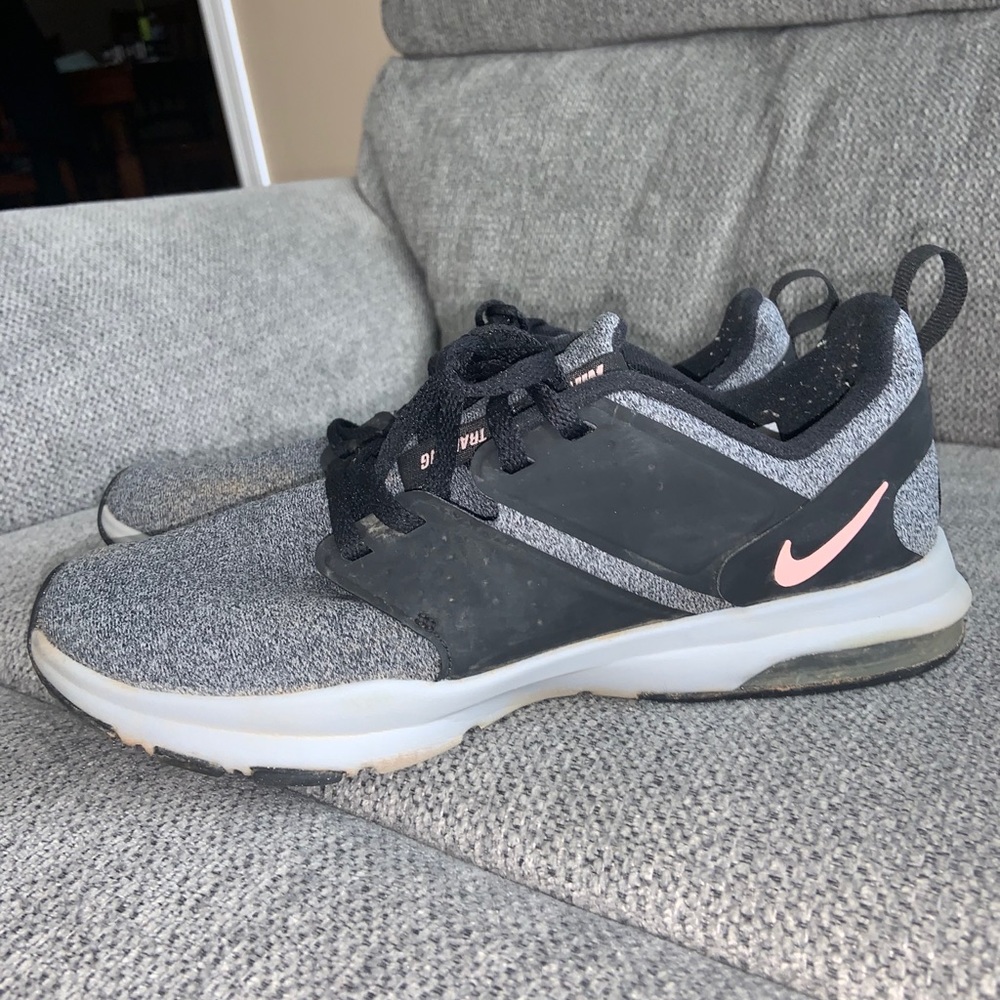 women’s Nike training sneakers !!